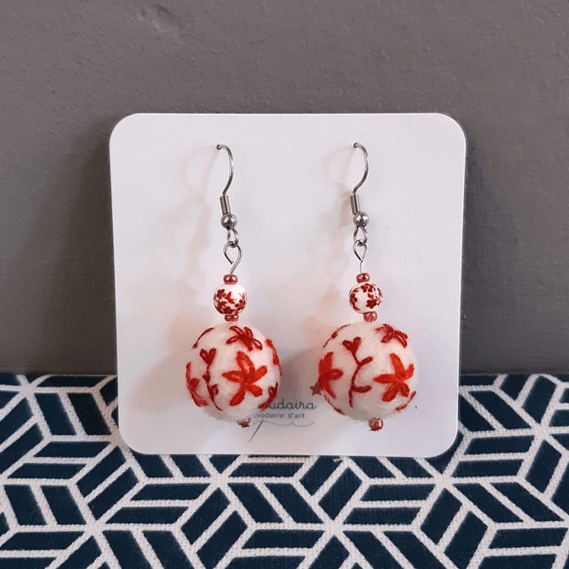 Boucles d'oreilles en feutrine brodée rouge blanc