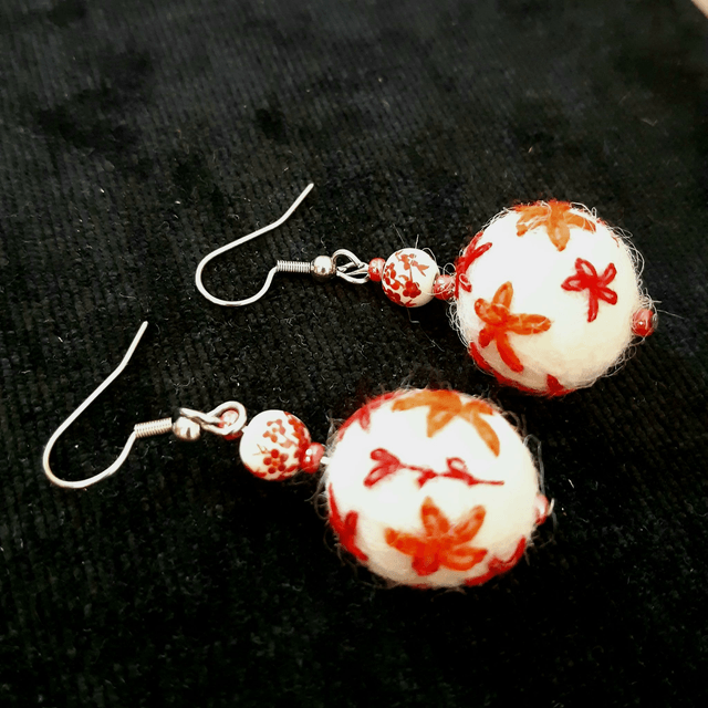 Boucles d'oreilles en feutrine brodée rouge blanc
