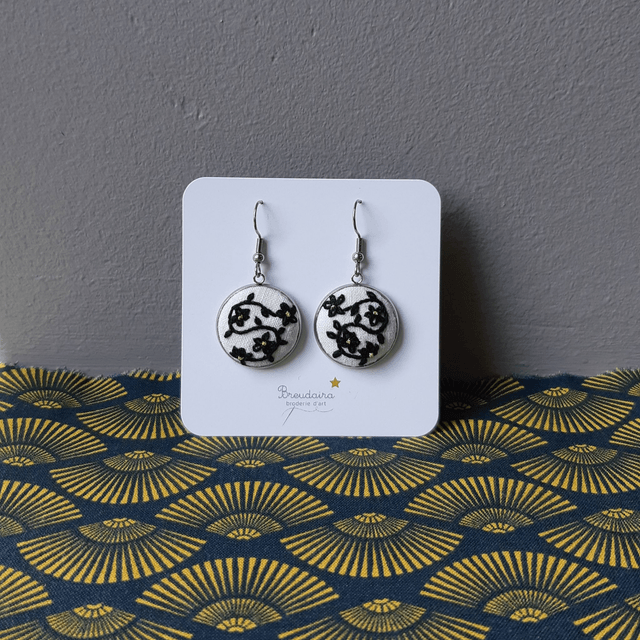 Boucles d'oreilles fleurs noires dorées