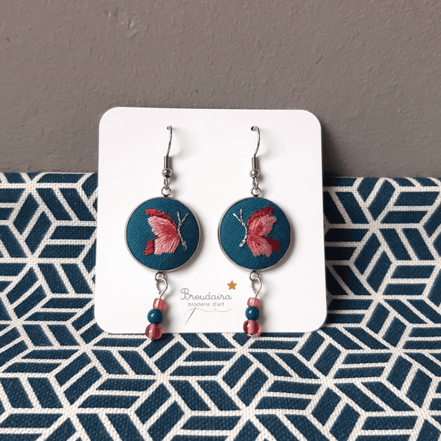 Boucle d&#039;oreilles papillon rose