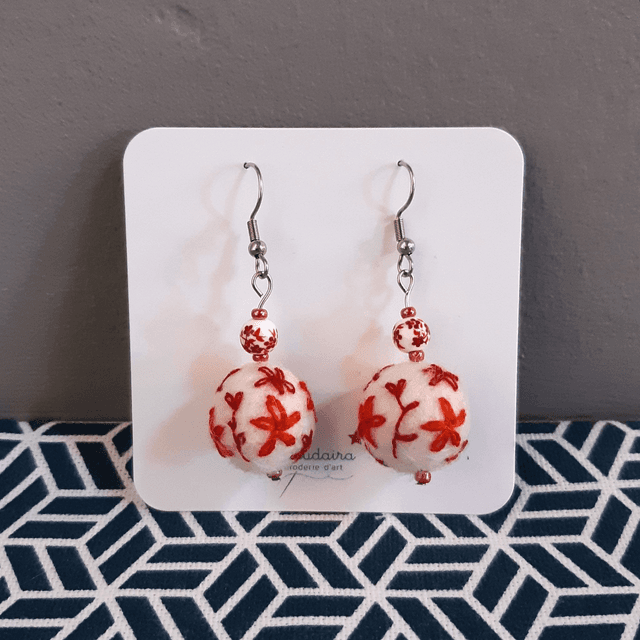 Boucles d&#039;oreilles en feutrine brodée rouge blanc