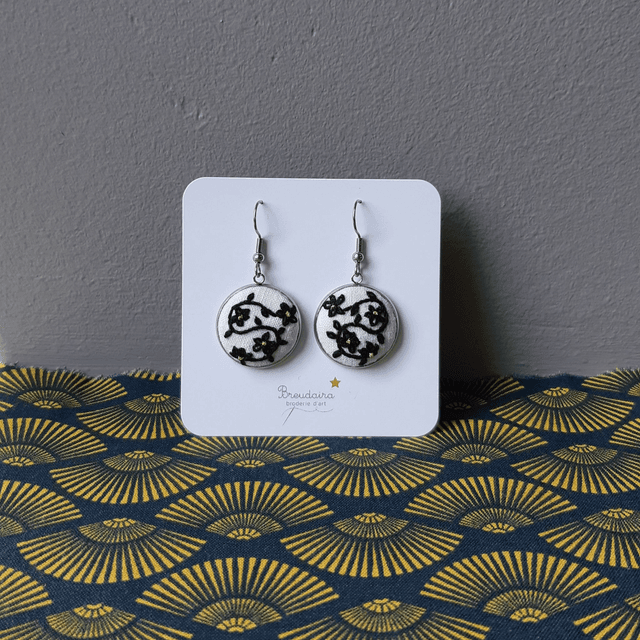 Boucles d&#039;oreilles fleurs noires dorées