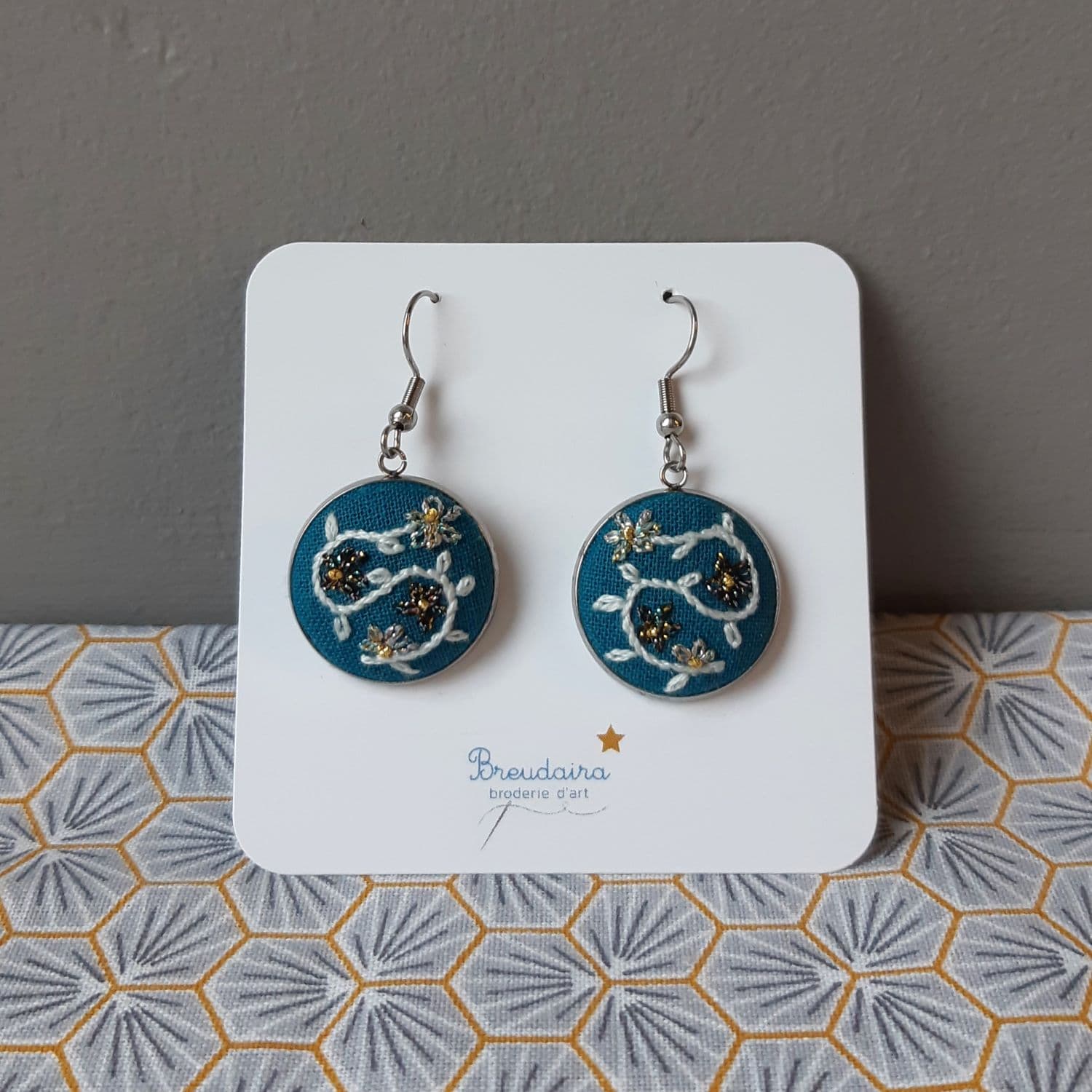 Boucles d'oreilles Fleurs noir doré